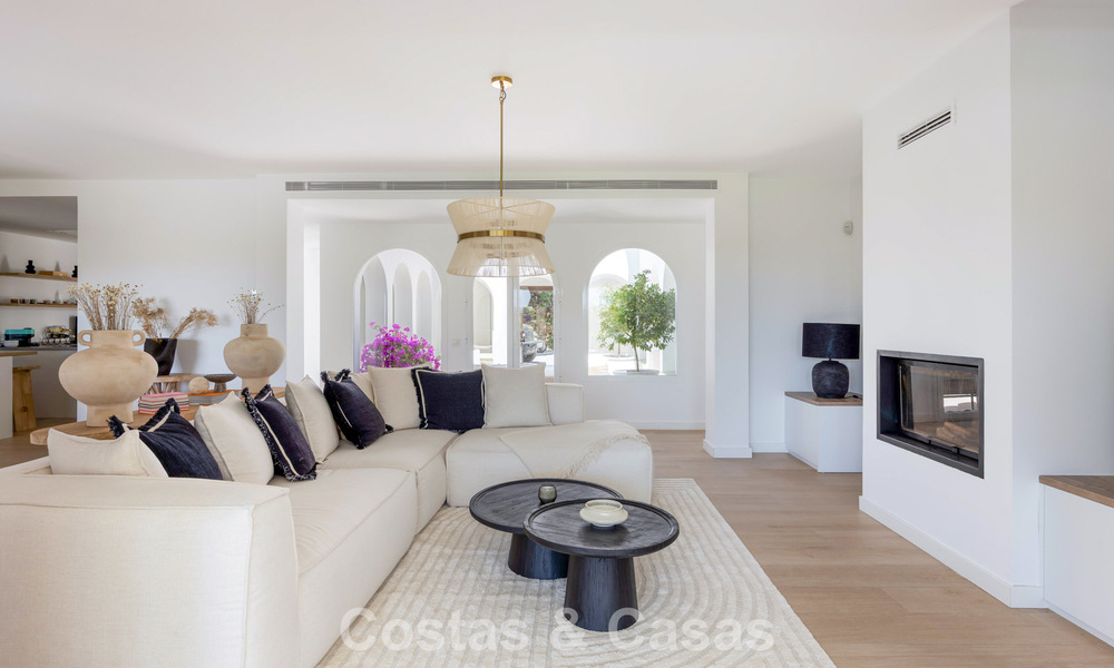 Villa de lujo de una sola planta con arquitectura española y acceso directo al campo de golf en venta en Marbella - Benahavís 803550