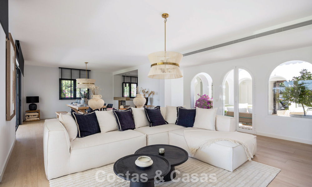 Villa de lujo de una sola planta con arquitectura española y acceso directo al campo de golf en venta en Marbella - Benahavís 803551