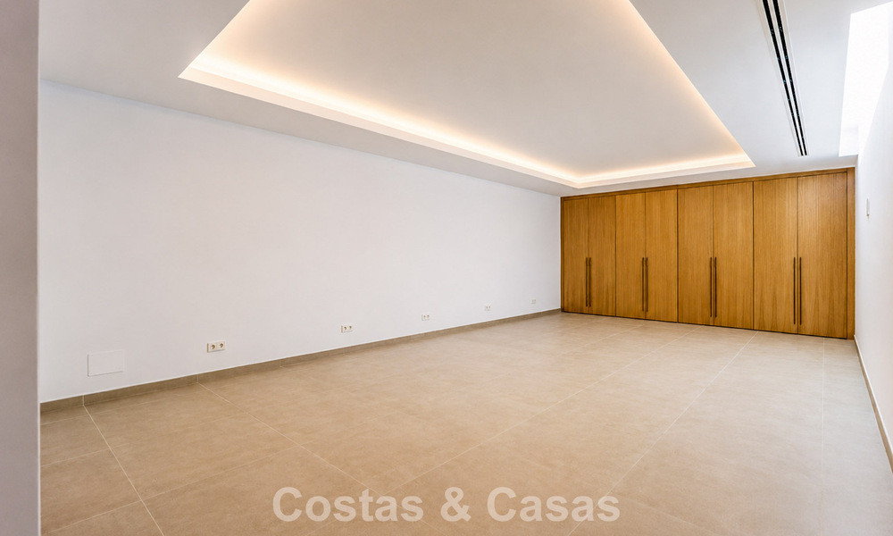 Nueva, exclusiva villa moderna lista para entrar a vivir en venta en una zona de playa cerca de San Pedro, Marbella 803558