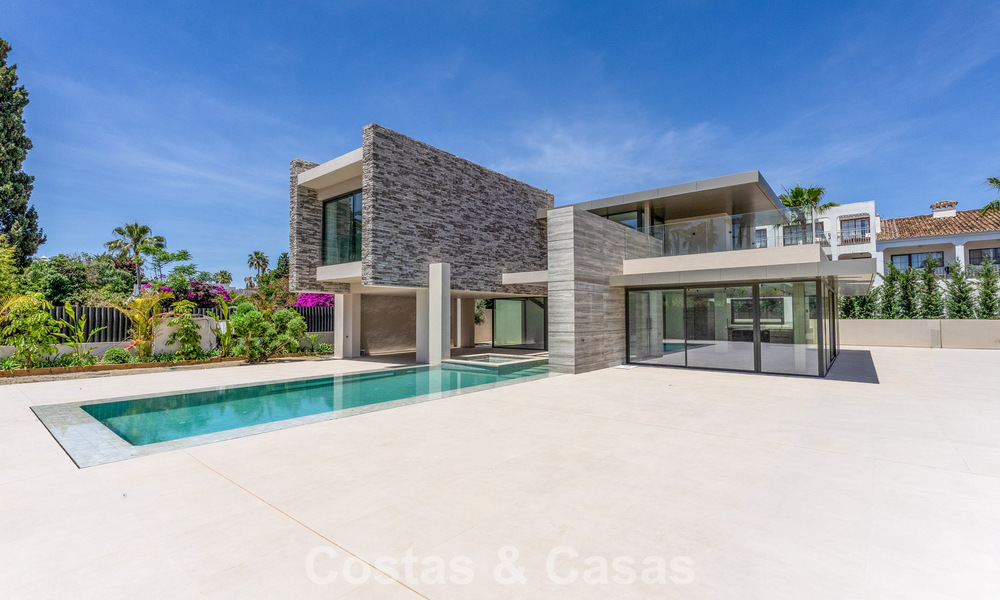 Nueva, exclusiva villa moderna lista para entrar a vivir en venta en una zona de playa cerca de San Pedro, Marbella 803564