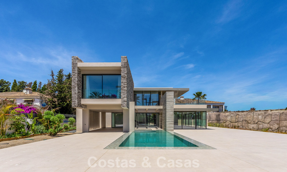 Nueva, exclusiva villa moderna lista para entrar a vivir en venta en una zona de playa cerca de San Pedro, Marbella 803565