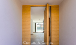 Nueva, exclusiva villa moderna lista para entrar a vivir en venta en una zona de playa cerca de San Pedro, Marbella 803568 