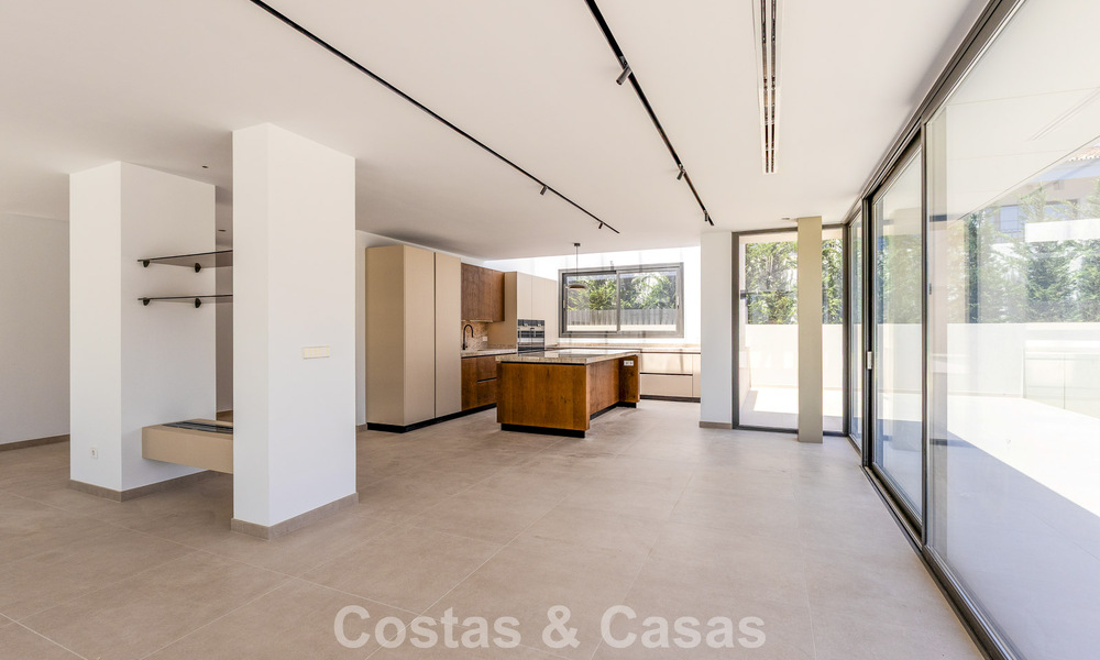 Nueva, exclusiva villa moderna lista para entrar a vivir en venta en una zona de playa cerca de San Pedro, Marbella 803569