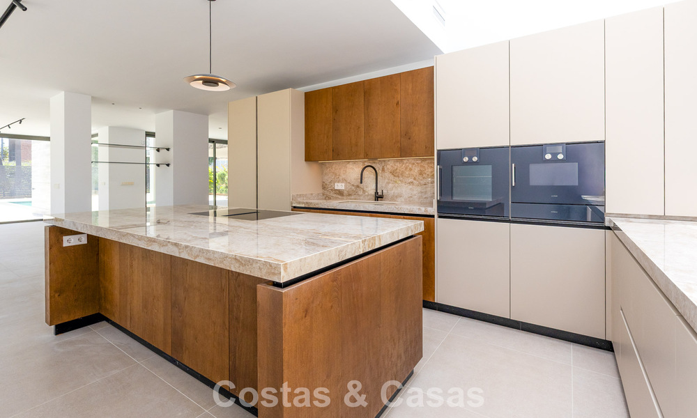 Nueva, exclusiva villa moderna lista para entrar a vivir en venta en una zona de playa cerca de San Pedro, Marbella 803572