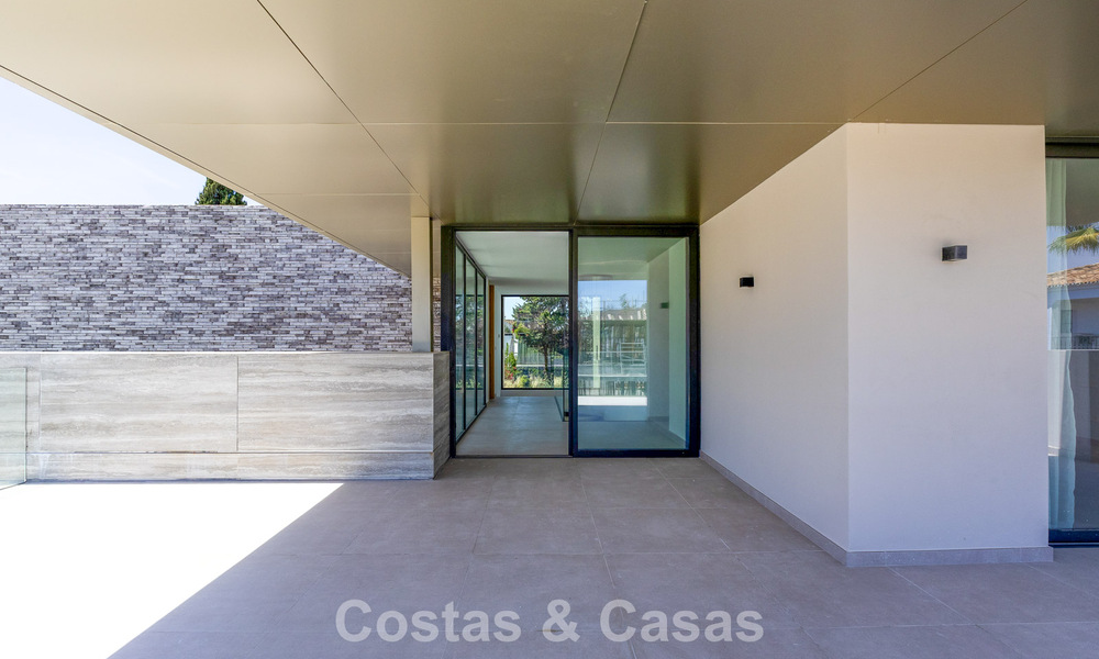 Nueva, exclusiva villa moderna lista para entrar a vivir en venta en una zona de playa cerca de San Pedro, Marbella 803573