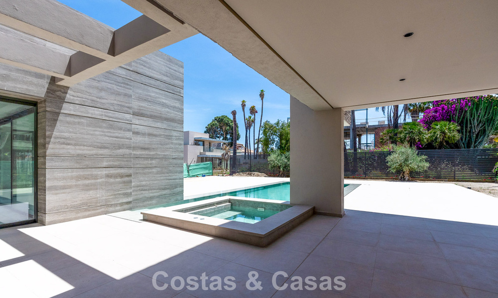 Nueva, exclusiva villa moderna lista para entrar a vivir en venta en una zona de playa cerca de San Pedro, Marbella 803575