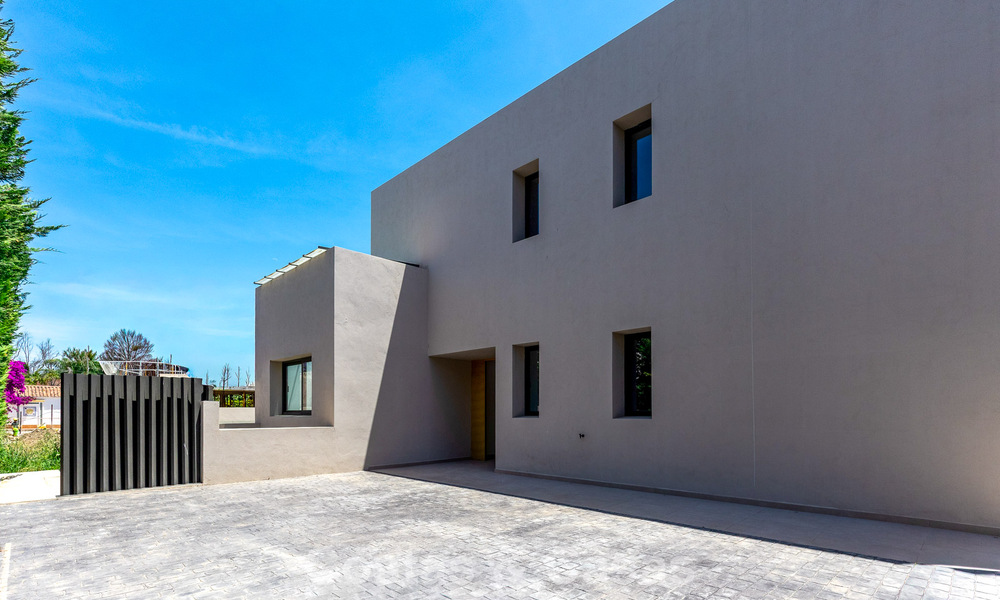 Nueva, exclusiva villa moderna lista para entrar a vivir en venta en una zona de playa cerca de San Pedro, Marbella 803579