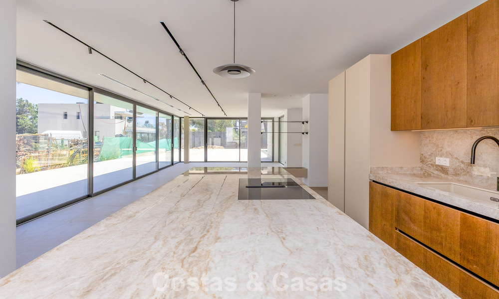 Nueva, exclusiva villa moderna lista para entrar a vivir en venta en una zona de playa cerca de San Pedro, Marbella 803582
