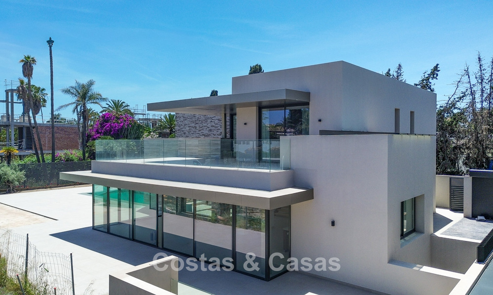 Nueva, exclusiva villa moderna lista para entrar a vivir en venta en una zona de playa cerca de San Pedro, Marbella 803583