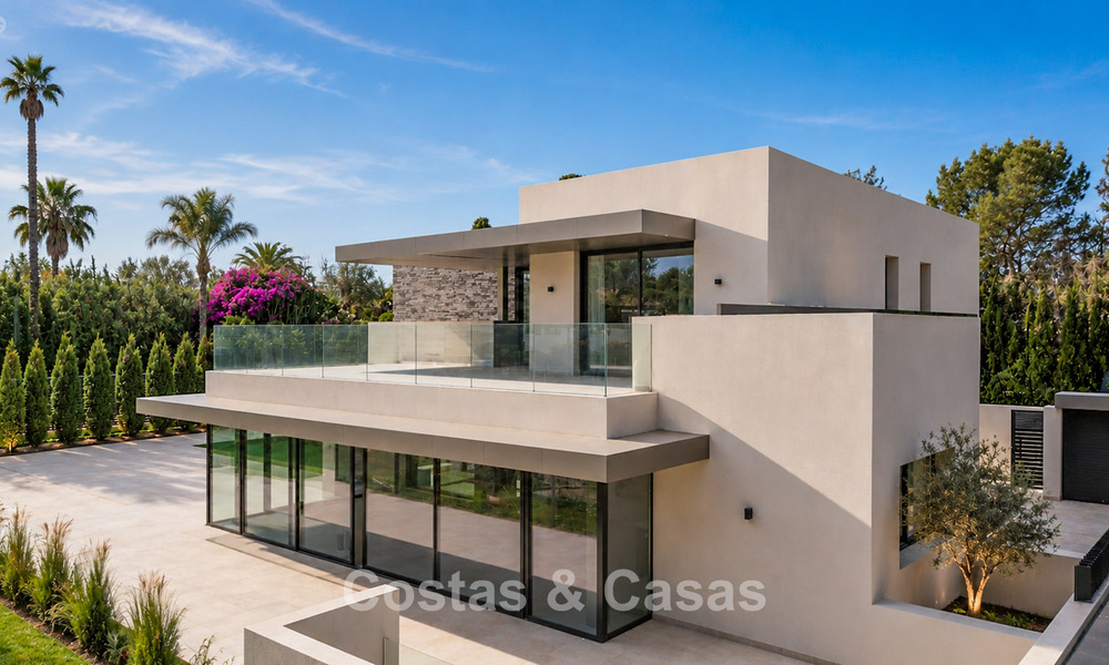 Nueva, exclusiva villa moderna lista para entrar a vivir en venta en una zona de playa cerca de San Pedro, Marbella 803591