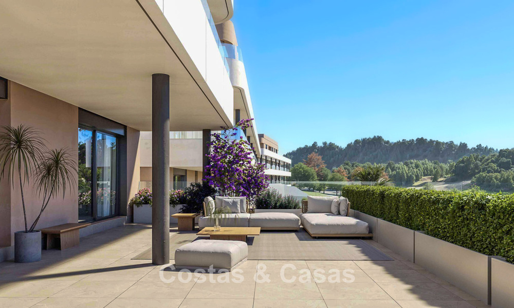 Apartamentos de obra nueva de lujo contemporáneo en venta junto al campo de golf en Estepona 803605