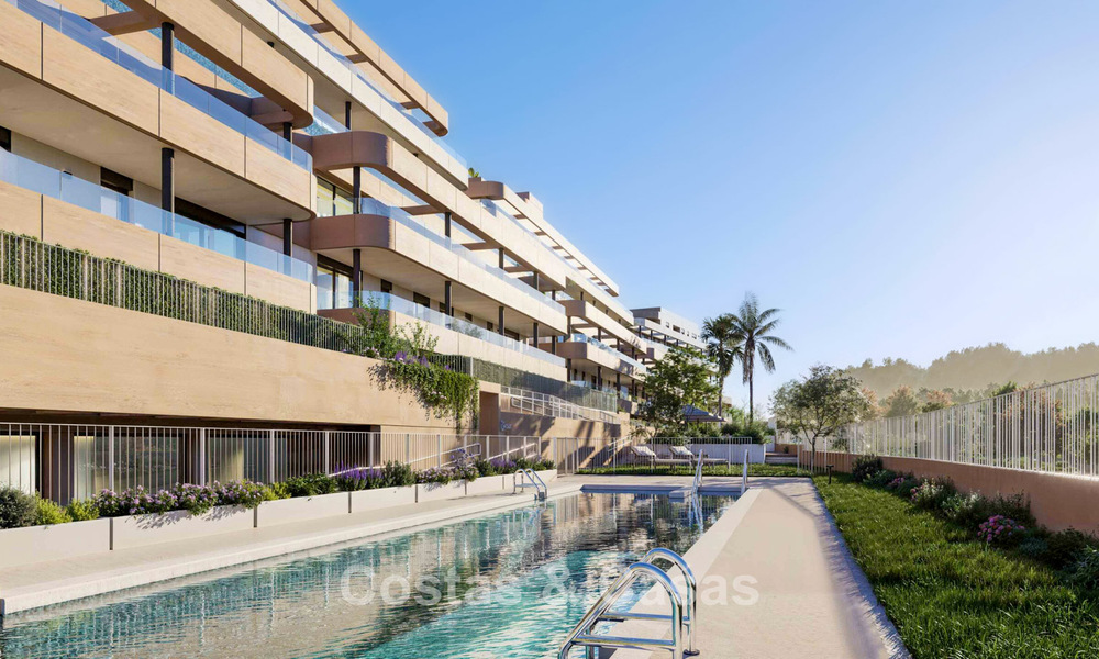 Apartamentos de obra nueva de lujo contemporáneo en venta junto al campo de golf en Estepona 803606