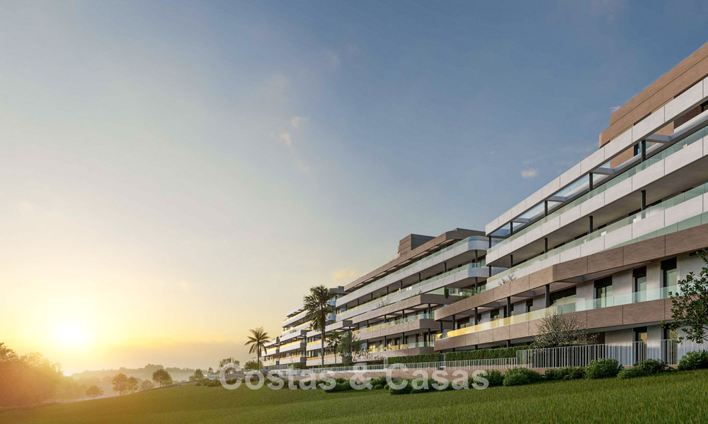 Apartamentos de obra nueva de lujo contemporáneo en venta junto al campo de golf en Estepona 803616