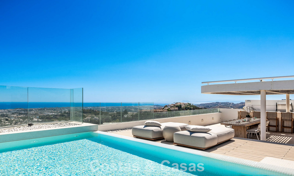Exclusivo ático dúplex contemporáneo con vistas panorámicas al mar en venta en Marbella - Benahavís 803772