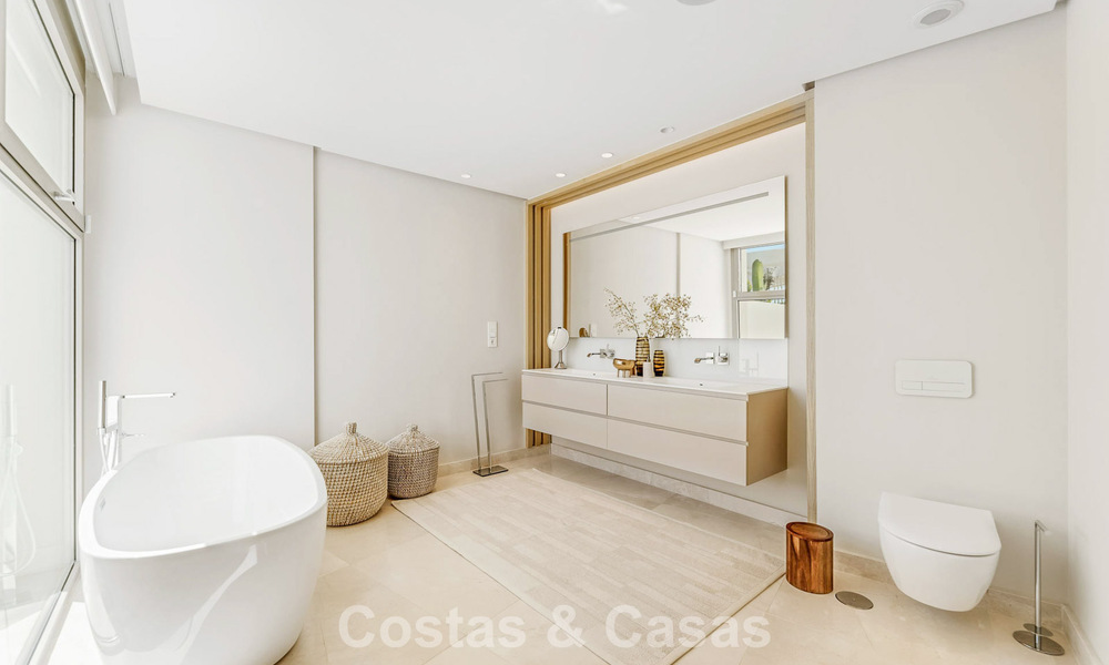 Exclusivo ático dúplex contemporáneo con vistas panorámicas al mar en venta en Marbella - Benahavís 803776