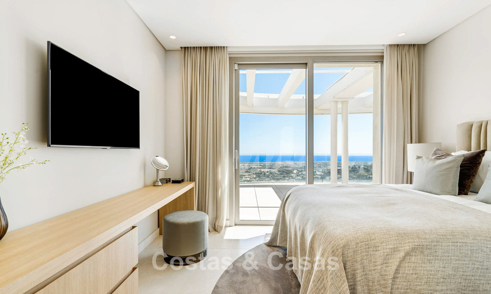 Exclusivo ático dúplex contemporáneo con vistas panorámicas al mar en venta en Marbella - Benahavís 803780
