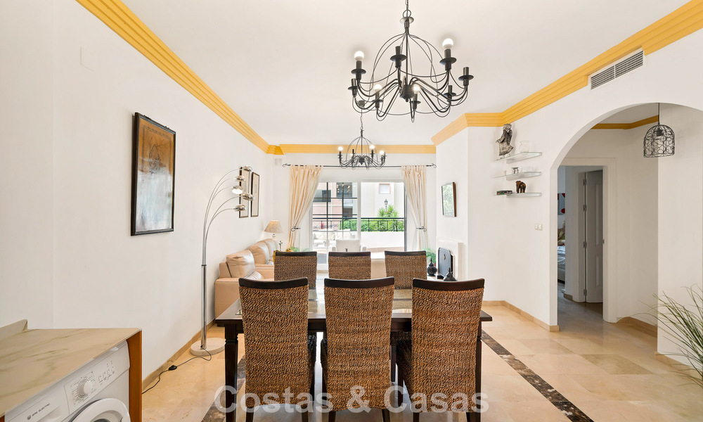 Amplio apartamento con una magnífica terraza en venta a poca distancia de los servicios en Aloha, Nueva Andalucía, Marbella 803617