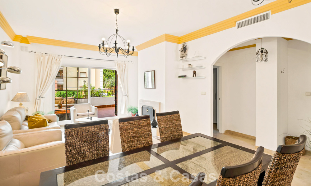 Amplio apartamento con una magnífica terraza en venta a poca distancia de los servicios en Aloha, Nueva Andalucía, Marbella 803618
