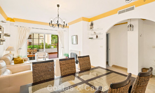 Amplio apartamento con una magnífica terraza en venta a poca distancia de los servicios en Aloha, Nueva Andalucía, Marbella 803618 