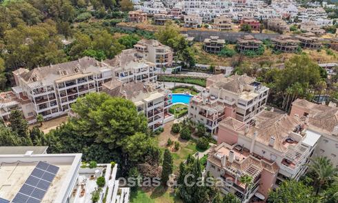 Amplio apartamento con una magnífica terraza en venta a poca distancia de los servicios en Aloha, Nueva Andalucía, Marbella 803619