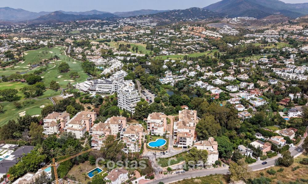 Amplio apartamento con una magnífica terraza en venta a poca distancia de los servicios en Aloha, Nueva Andalucía, Marbella 803620