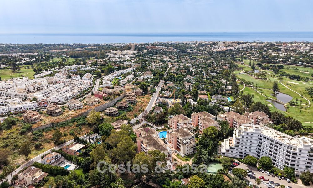 Amplio apartamento con una magnífica terraza en venta a poca distancia de los servicios en Aloha, Nueva Andalucía, Marbella 803621