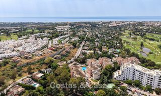Amplio apartamento con una magnífica terraza en venta a poca distancia de los servicios en Aloha, Nueva Andalucía, Marbella 803621 