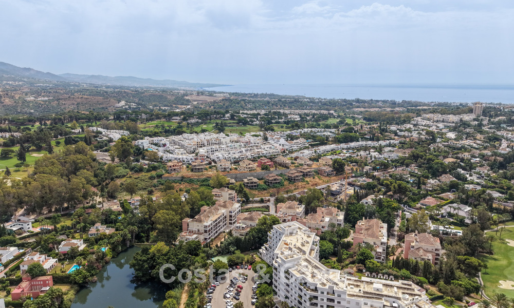 Amplio apartamento con una magnífica terraza en venta a poca distancia de los servicios en Aloha, Nueva Andalucía, Marbella 803623