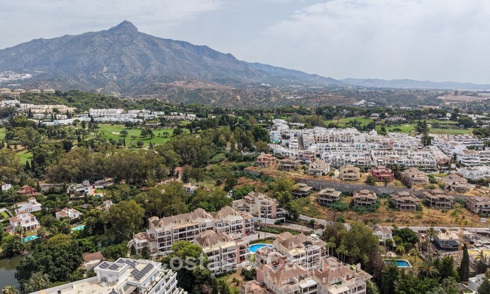 Amplio apartamento con una magnífica terraza en venta a poca distancia de los servicios en Aloha, Nueva Andalucía, Marbella 803625