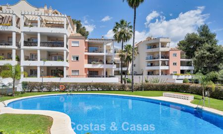 Amplio apartamento con una magnífica terraza en venta a poca distancia de los servicios en Aloha, Nueva Andalucía, Marbella 803627