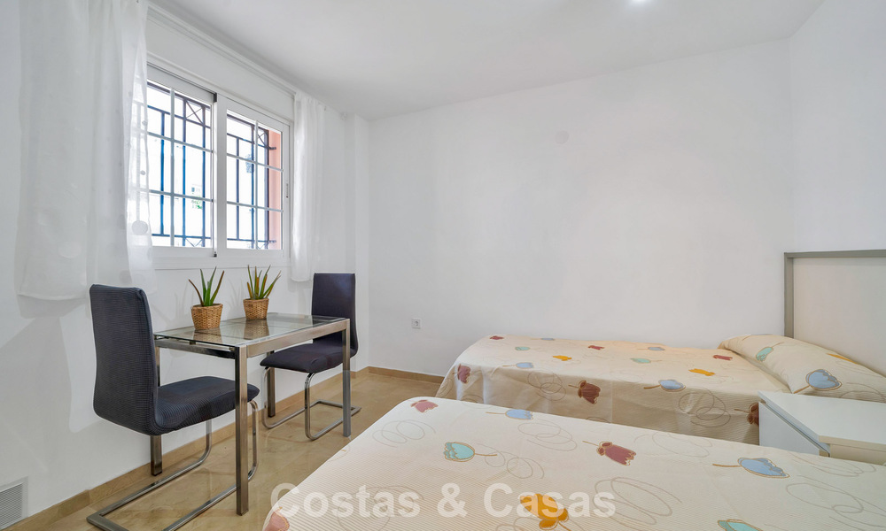 Amplio apartamento con una magnífica terraza en venta a poca distancia de los servicios en Aloha, Nueva Andalucía, Marbella 803630