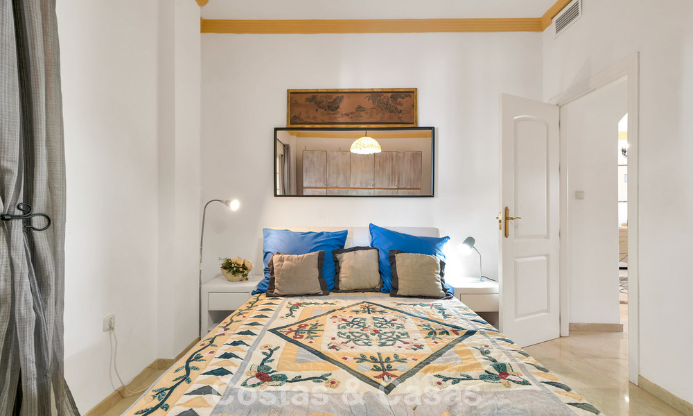 Amplio apartamento con una magnífica terraza en venta a poca distancia de los servicios en Aloha, Nueva Andalucía, Marbella 803634
