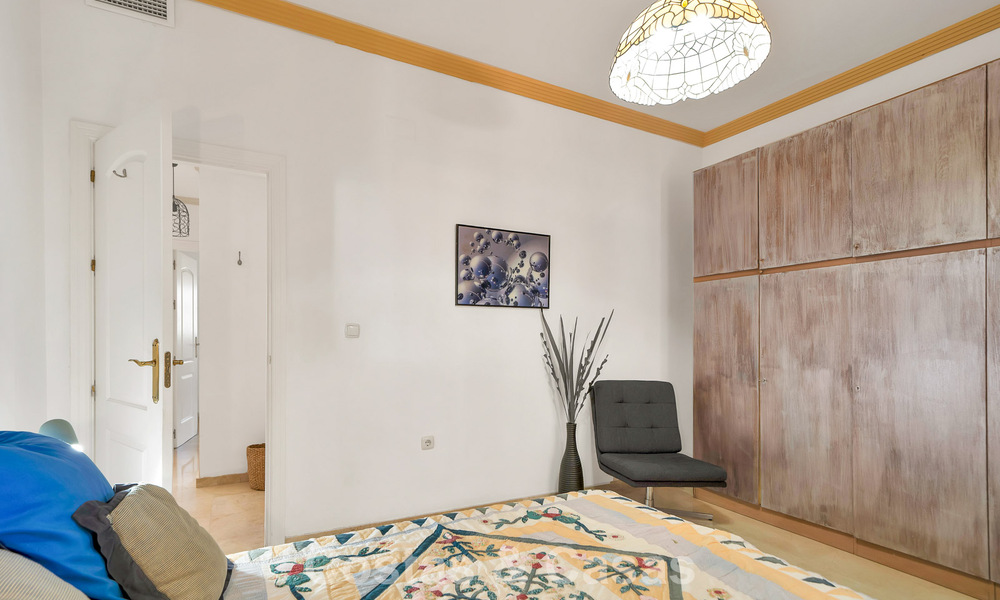 Amplio apartamento con una magnífica terraza en venta a poca distancia de los servicios en Aloha, Nueva Andalucía, Marbella 803635
