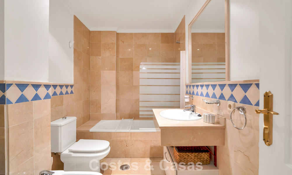 Amplio apartamento con una magnífica terraza en venta a poca distancia de los servicios en Aloha, Nueva Andalucía, Marbella 803636
