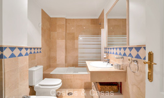 Amplio apartamento con una magnífica terraza en venta a poca distancia de los servicios en Aloha, Nueva Andalucía, Marbella 803636 