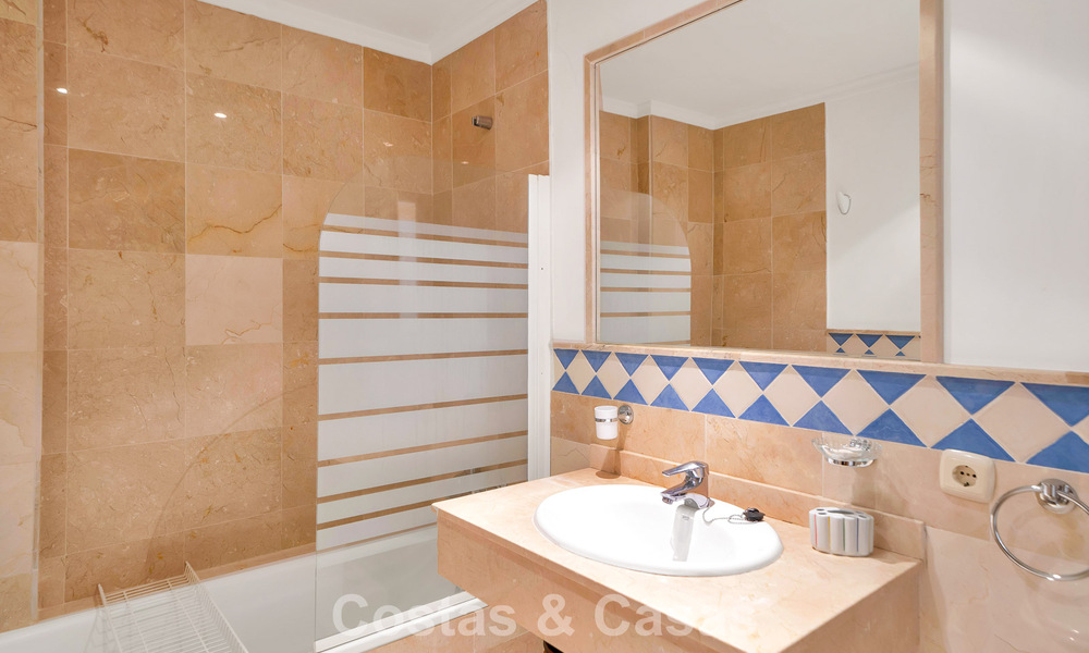 Amplio apartamento con una magnífica terraza en venta a poca distancia de los servicios en Aloha, Nueva Andalucía, Marbella 803637