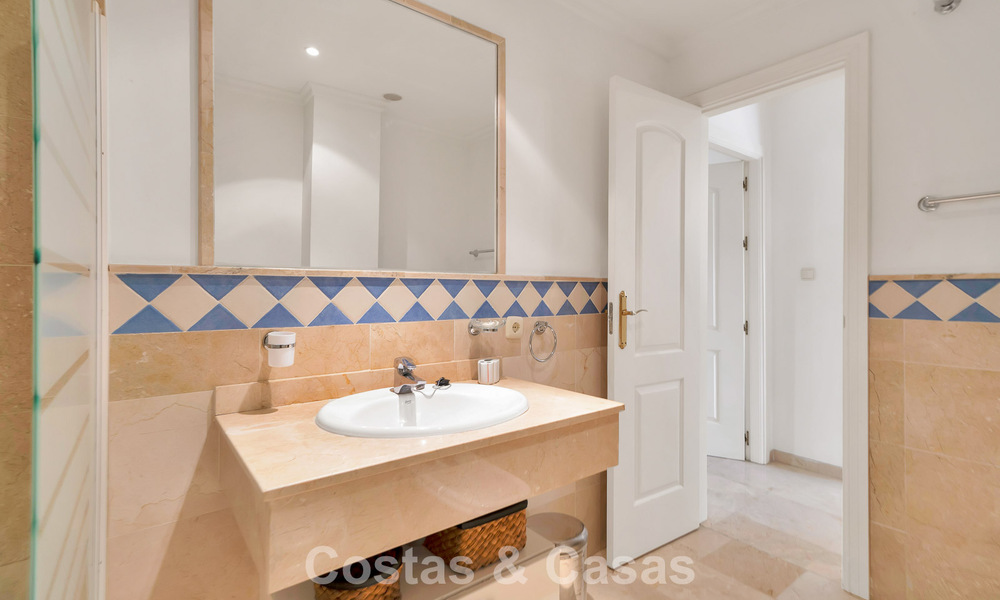 Amplio apartamento con una magnífica terraza en venta a poca distancia de los servicios en Aloha, Nueva Andalucía, Marbella 803638