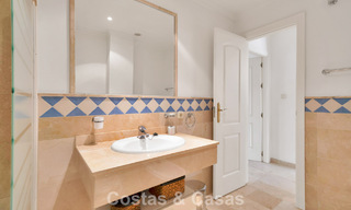 Amplio apartamento con una magnífica terraza en venta a poca distancia de los servicios en Aloha, Nueva Andalucía, Marbella 803638 