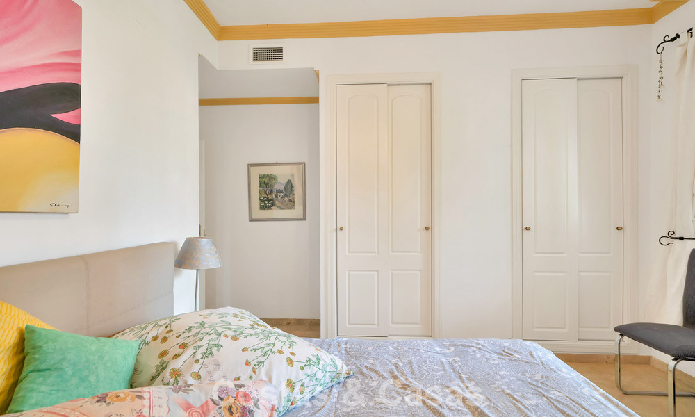 Amplio apartamento con una magnífica terraza en venta a poca distancia de los servicios en Aloha, Nueva Andalucía, Marbella 803641