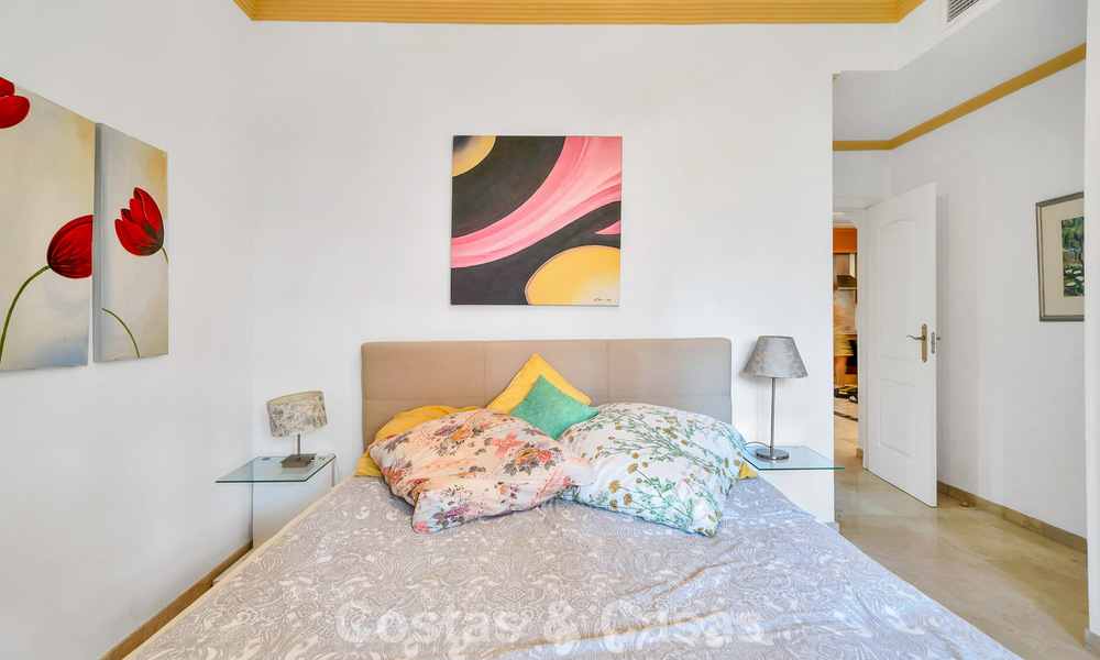 Amplio apartamento con una magnífica terraza en venta a poca distancia de los servicios en Aloha, Nueva Andalucía, Marbella 803643