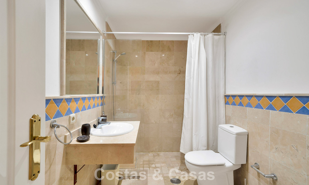 Amplio apartamento con una magnífica terraza en venta a poca distancia de los servicios en Aloha, Nueva Andalucía, Marbella 803644