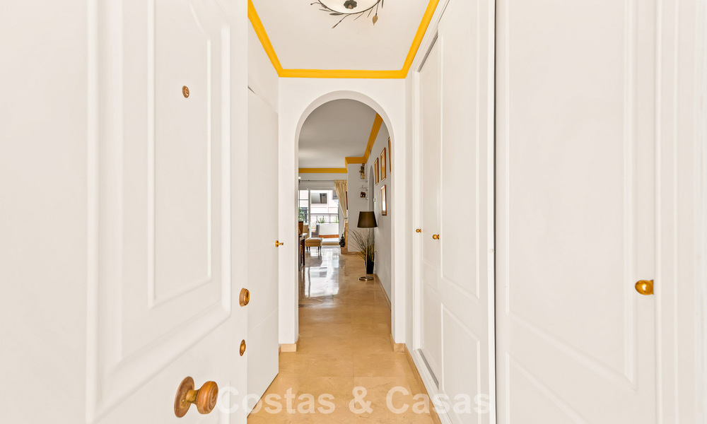 Amplio apartamento con una magnífica terraza en venta a poca distancia de los servicios en Aloha, Nueva Andalucía, Marbella 803645