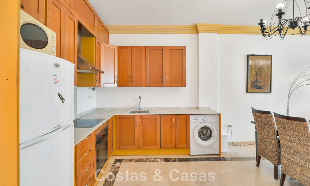 Amplio apartamento con una magnífica terraza en venta a poca distancia de los servicios en Aloha, Nueva Andalucía, Marbella 803646
