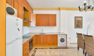 Amplio apartamento con una magnífica terraza en venta a poca distancia de los servicios en Aloha, Nueva Andalucía, Marbella 803646 