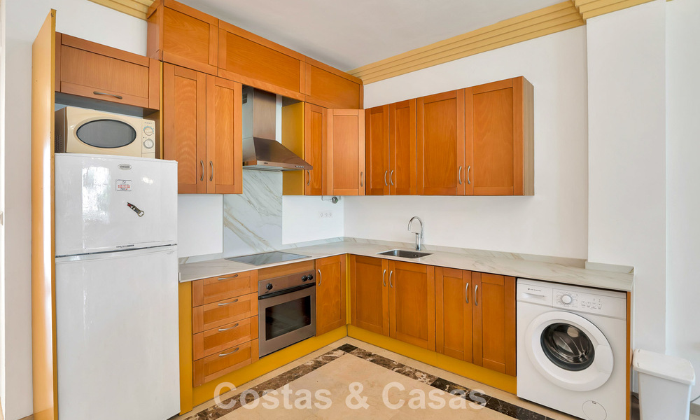 Amplio apartamento con una magnífica terraza en venta a poca distancia de los servicios en Aloha, Nueva Andalucía, Marbella 803648