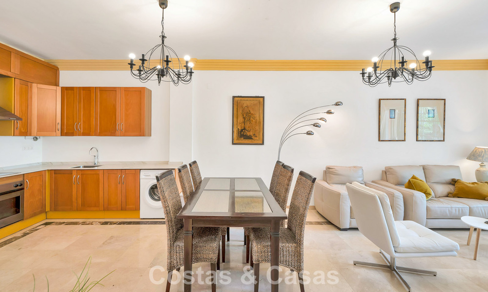 Amplio apartamento con una magnífica terraza en venta a poca distancia de los servicios en Aloha, Nueva Andalucía, Marbella 803649