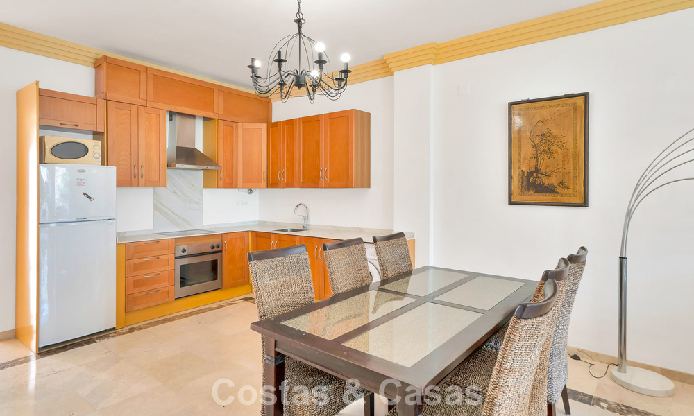 Amplio apartamento con una magnífica terraza en venta a poca distancia de los servicios en Aloha, Nueva Andalucía, Marbella 803650