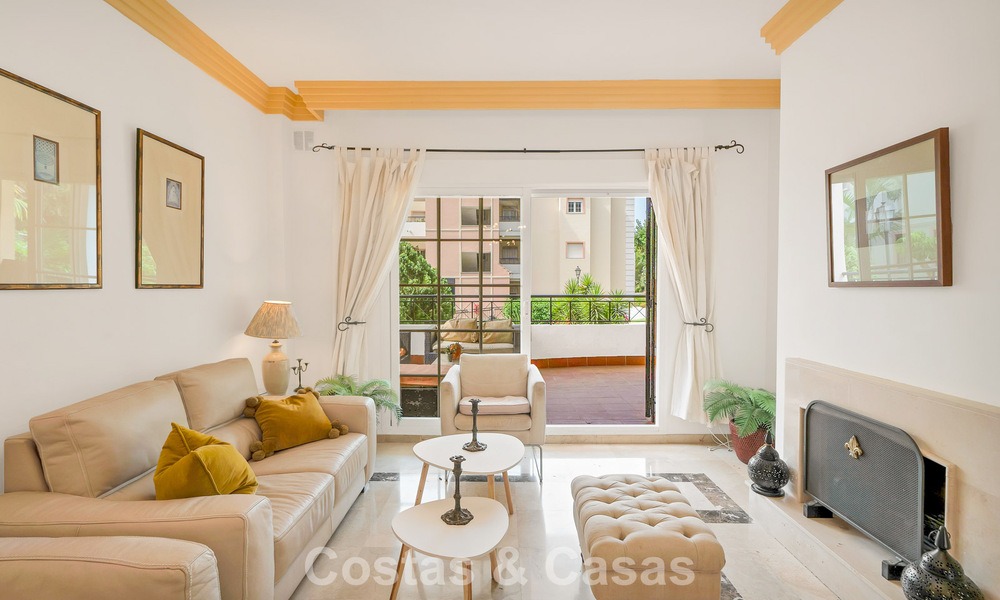 Amplio apartamento con una magnífica terraza en venta a poca distancia de los servicios en Aloha, Nueva Andalucía, Marbella 803651