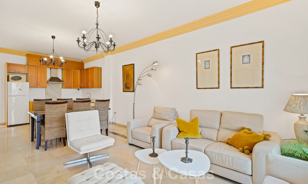 Amplio apartamento con una magnífica terraza en venta a poca distancia de los servicios en Aloha, Nueva Andalucía, Marbella 803654