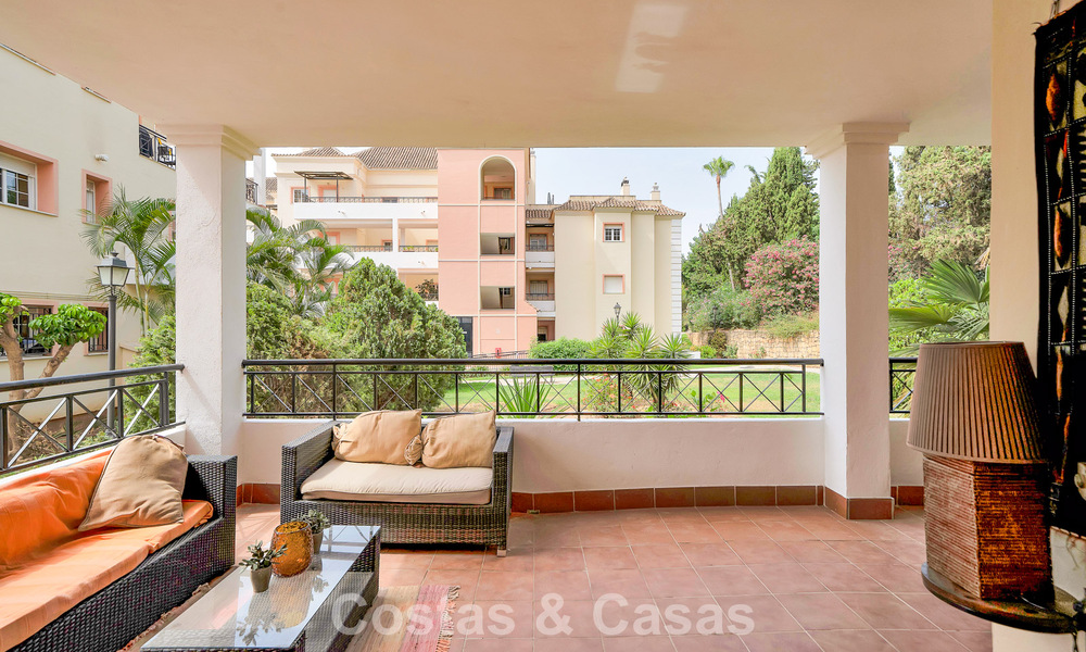 Amplio apartamento con una magnífica terraza en venta a poca distancia de los servicios en Aloha, Nueva Andalucía, Marbella 803655